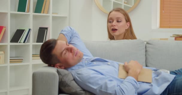 年轻女人在丈夫睡觉时当着他的面画画 四月愚人节恶作剧 — 图库视频影像