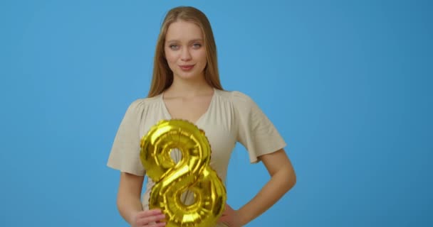 Mulher Bonita Com Balão Forma Figura Flores Fundo Azul Celebração — Vídeo de Stock