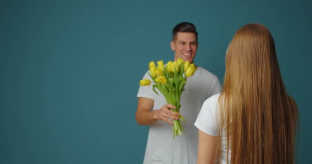 남편은 사랑하는 아내에게 인사를 배경에 엄지손가락을 내보이고 여성의 기념행사 — 비디오