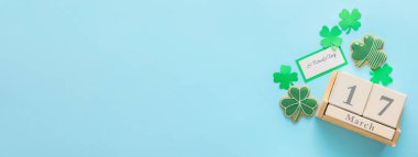 Aziz Patrick Günü tarihli takvim mavi arkaplan ve metin için boşluk