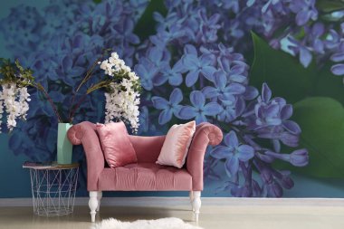 Duvarında güzel leylak çiçekleri olan şık bir oda.