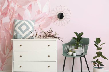 Çekmeceleri ve güzel duvar kağıtları olan şık bir oda.