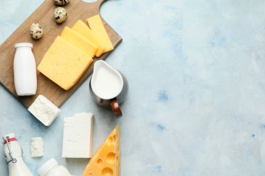 Renkli arka planda farklı süt ürünleri