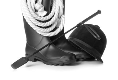 Beyaz arka planda at binme ekipmanları