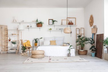 Modern yatak odasının iç dekorasyonu.