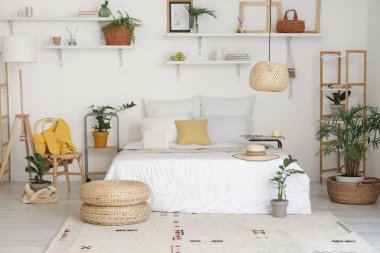 Modern yatak odasının iç dekorasyonu.