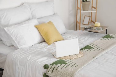 Modern dizüstü bilgisayar, büyük yatakta, rahat odada.