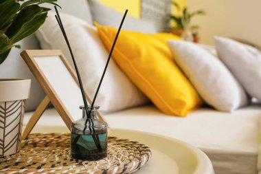 Yatak odasındaki masada fotoğraf çerçeveli Aroma sazlık ayırıcı