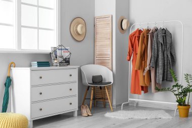 Çekmeceleri ve askıları olan ışık koridorunun içi.