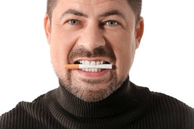Ağzı sigara kokan bir adam beyazda izole edilmiş.