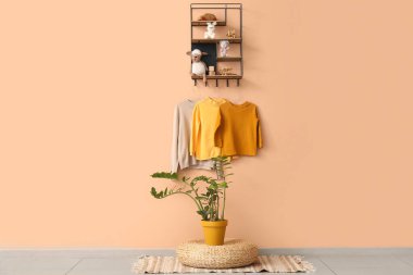 Odanın içinde farklı örülmüş süveterler var.