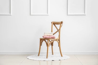 Işık duvarının yanında örülmüş kazaklı bir sandalye.