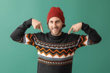 Renkli süveter giyen yakışıklı bir genç.