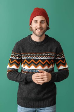 Renkli süveter giyen yakışıklı bir genç.