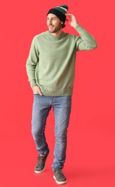 Renkli süveter giyen yakışıklı bir genç.