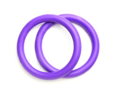 Beyaz arka planda evcil hayvan için şişirilebilir halkalar