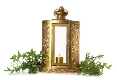 Müslüman fener ve beyaz arkaplanda dallar