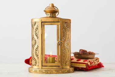 Müslüman fener, namaz örtüsü ve arka planda tarihler