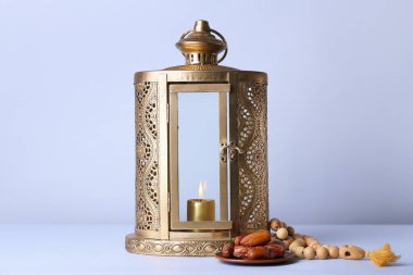 Işık arkaplan üzerinde Müslüman fener, tarih ve tasbih