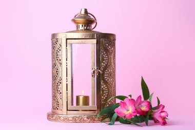 Müslüman fener ve pembe arka planda çiçekler