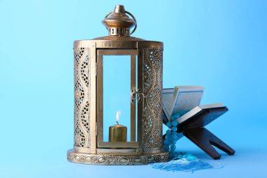 Müslüman fener, Kur 'an ve tasbih mavi arka planda