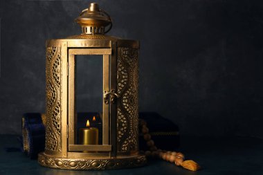Karanlık arka planda Müslüman fener ve tasbih