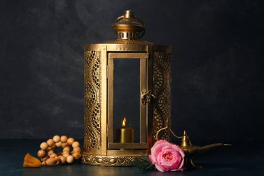 Müslüman lambaları, çiçek ve tasbih koyu arkaplanda