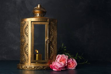 Müslüman fener ve çiçekler koyu arkaplanda