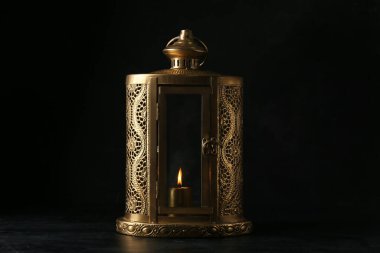 Koyu arkaplanda Müslüman feneri