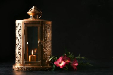 Müslüman fener ve çiçekler koyu arkaplanda