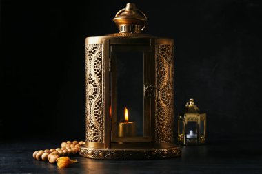 Karanlık arka planda Müslüman fenerler ve tasbih