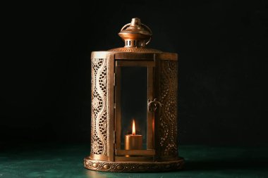 Koyu arkaplanda Müslüman feneri