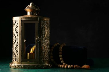Karanlık arka planda Müslüman fener ve tasbih