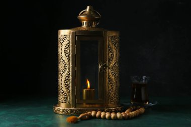 Müslüman fener, çay ve tasbih koyu arkaplanda