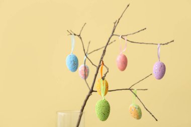 Farklı Paskalya yumurtalarının ağaç dalında asılı olduğu kompozisyon renk arkaplanı