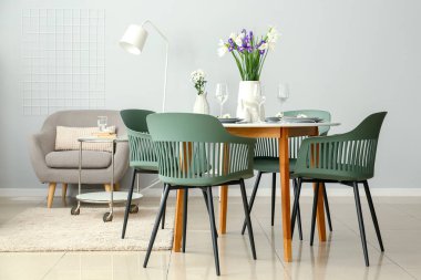 Uluslararası Kadınlar Günü kutlamaları için masalı modern yemek odasının içi