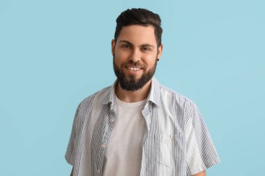 Mavi arka planda şık sakallı adam