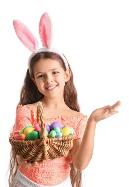 Tavşan kulaklı ve beyaz arka planda Paskalya sepeti olan tatlı küçük bir kız.