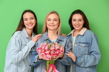 Yeşil arka planda çiçekli güzel kadınlar. Uluslararası Kadınlar Günü kutlamaları