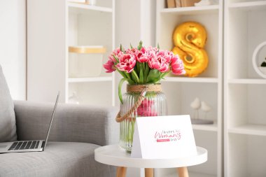 Bir buket güzel lale ve üzerinde 