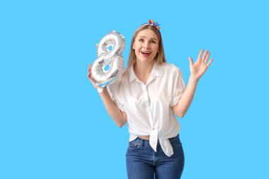 Mavi arka planda balon şeklinde 8 figürlü güzel bir kadın. Uluslararası Kadınlar Günü