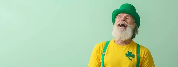 Homem Sênior Feliz Chapéu Verde Fundo Claro Com Espaço Para — Fotografia de Stock