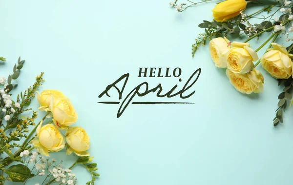 美丽的花朵 带有文字 蓝色背景的Hello April — 图库照片