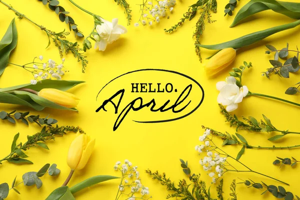 Piękne Kwiaty Tekstem Hello Kwietnia Żółtym Tle — Zdjęcie stockowe