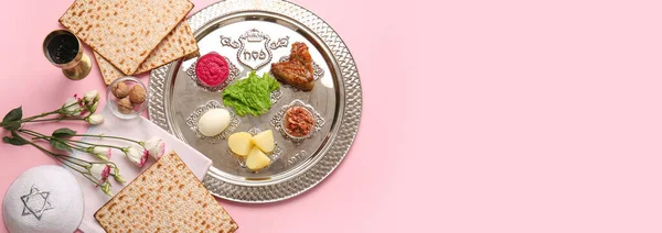 Pesach Seder Talíř Tradičním Jídlem Židovskou Čepicí Růžovém Pozadí Prostorem — Stock fotografie