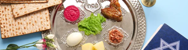 Płyta Seder Pascha Tradycyjnym Jedzeniem Niebieskim Tle — Zdjęcie stockowe