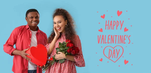 Afro Amerikaans Echtpaar Met Cadeau Bloemen Blauwe Achtergrond Valentijnsdag — Stockfoto