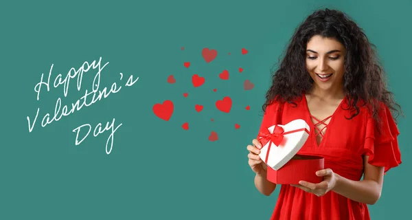 Mooie Jonge Vrouw Opening Geschenk Groene Achtergrond Valentijnsdag — Stockfoto