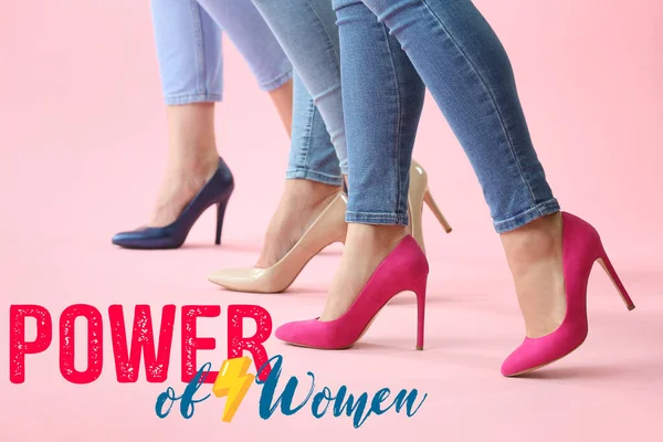 Kobiece Nogi Wysokich Obcasach Tekst Power Women Tle Koloru Międzynarodowy — Zdjęcie stockowe