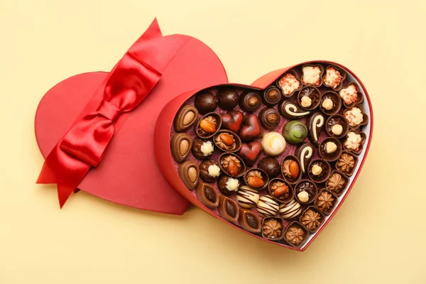 Caja Forma Corazón Con Caramelos Chocolate Sobre Fondo Color — Foto de Stock